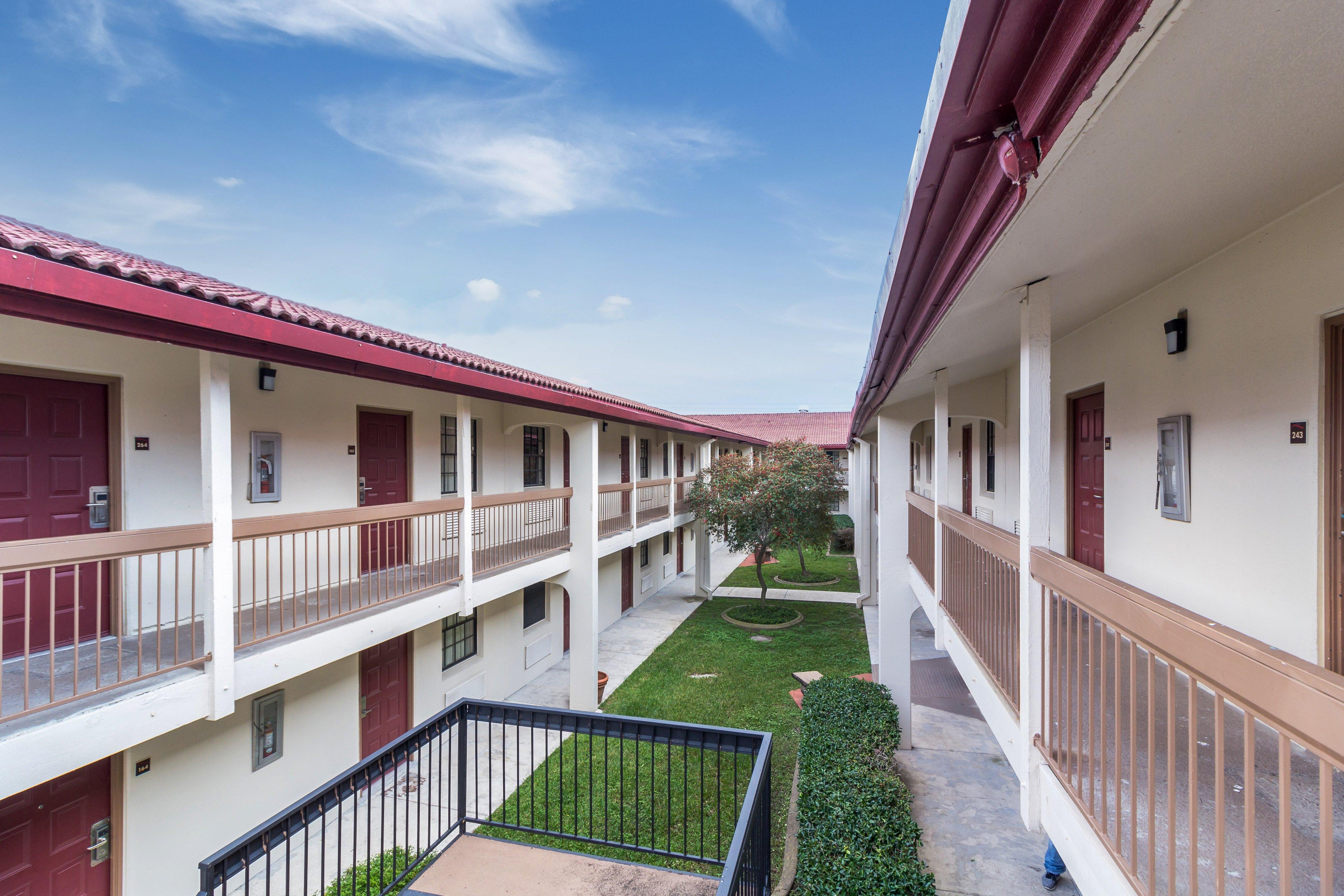 Red Roof Inn Houston East I-10 Екстер'єр фото