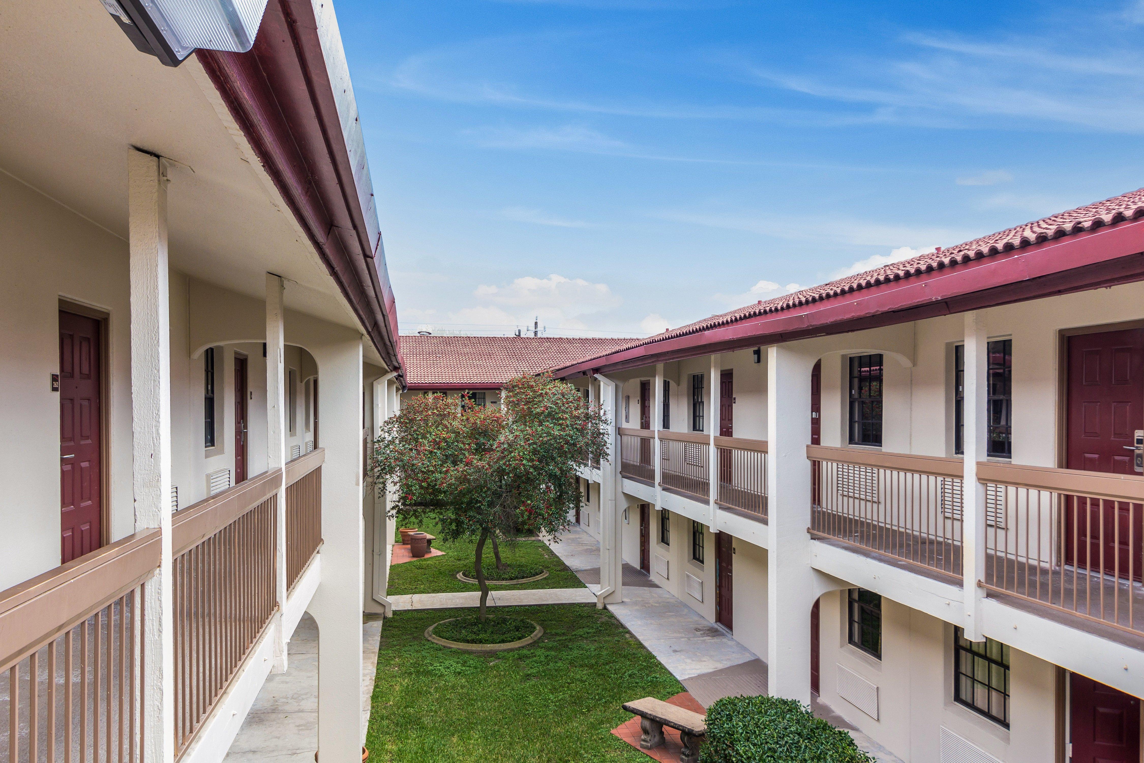 Red Roof Inn Houston East I-10 Екстер'єр фото