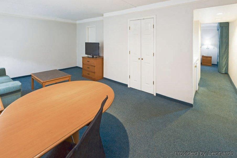 Red Roof Inn Houston East I-10 Екстер'єр фото