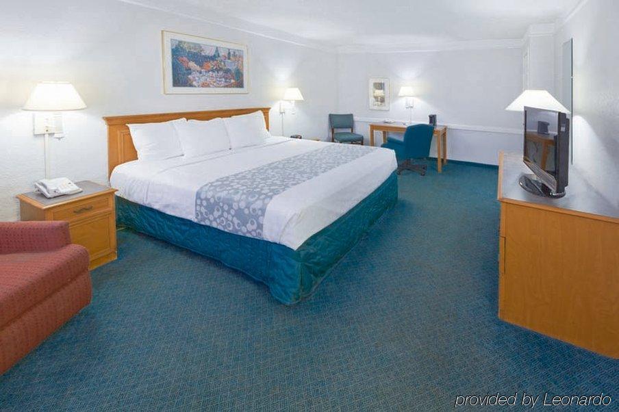 Red Roof Inn Houston East I-10 Екстер'єр фото