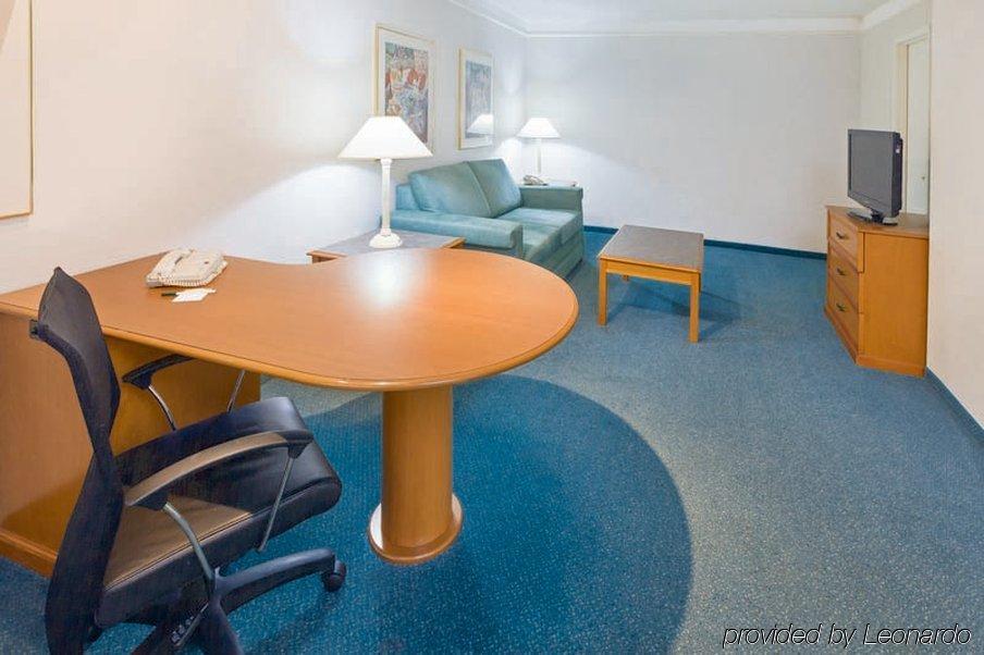Red Roof Inn Houston East I-10 Екстер'єр фото