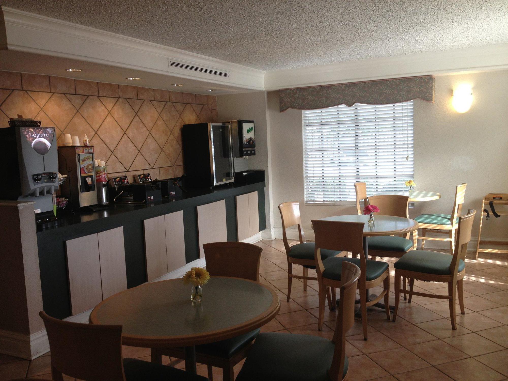 Red Roof Inn Houston East I-10 Екстер'єр фото