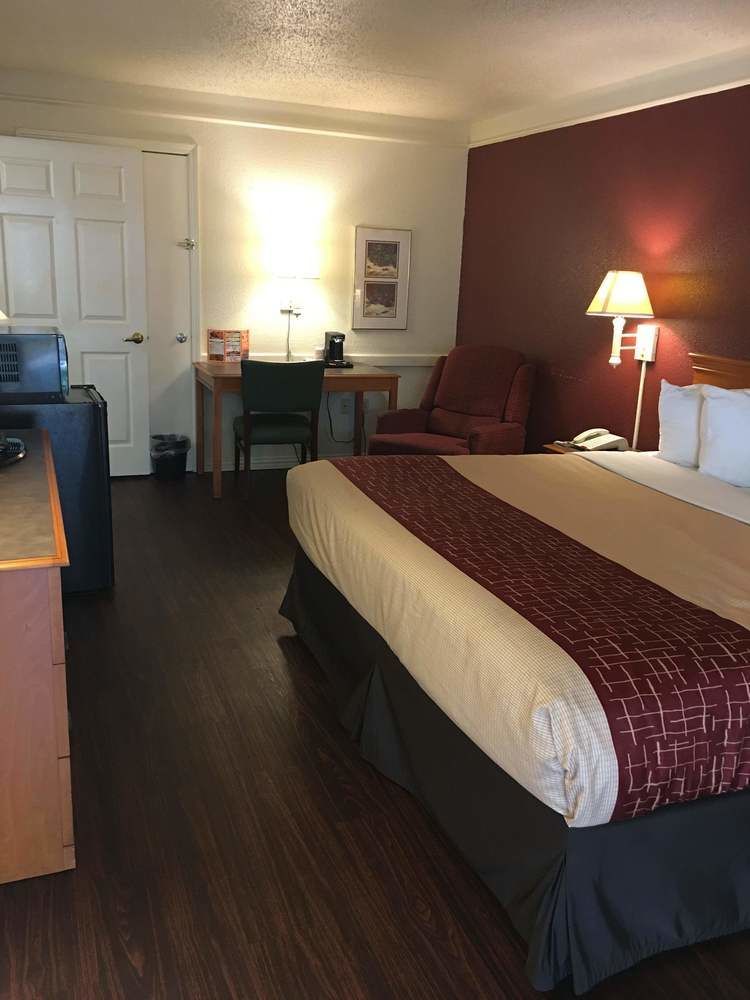 Red Roof Inn Houston East I-10 Екстер'єр фото