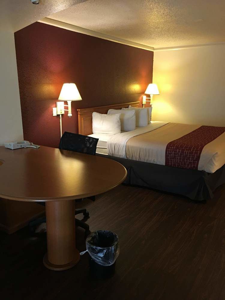 Red Roof Inn Houston East I-10 Екстер'єр фото