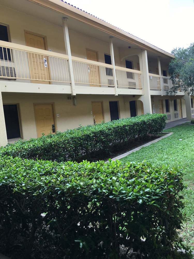 Red Roof Inn Houston East I-10 Екстер'єр фото