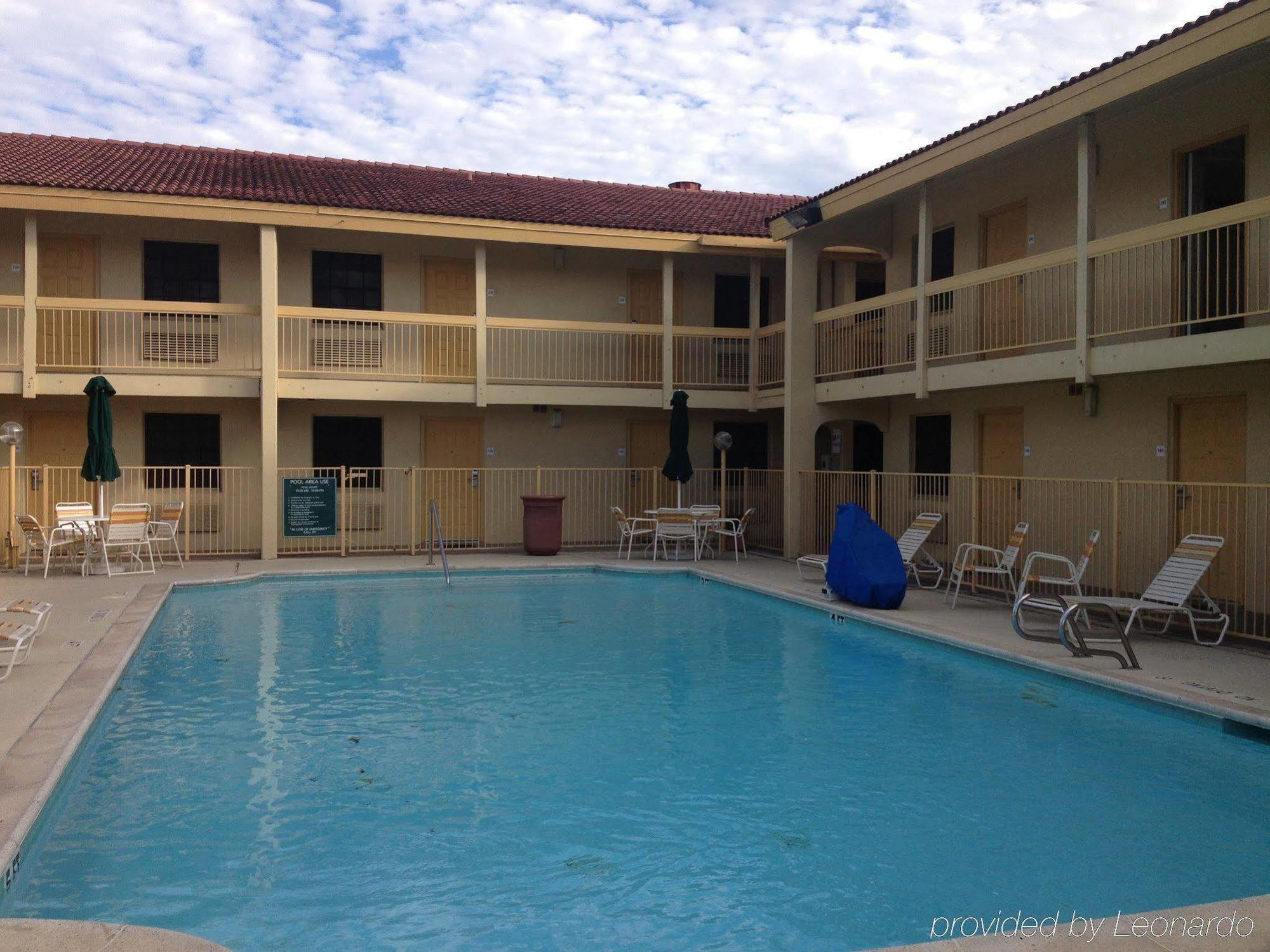 Red Roof Inn Houston East I-10 Екстер'єр фото