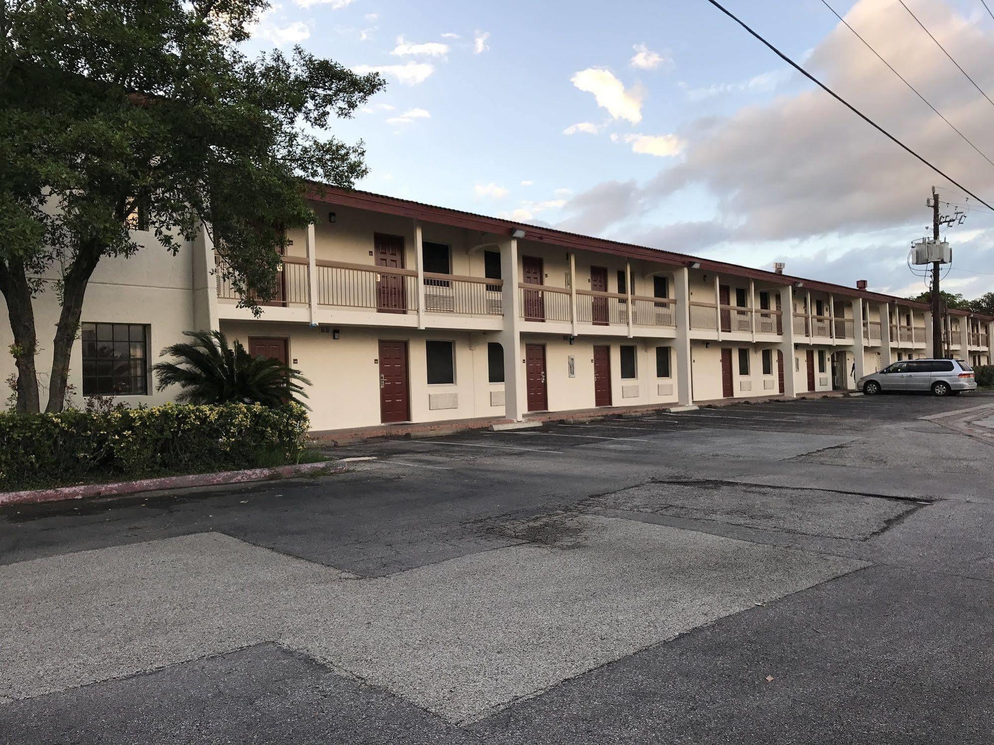 Red Roof Inn Houston East I-10 Екстер'єр фото