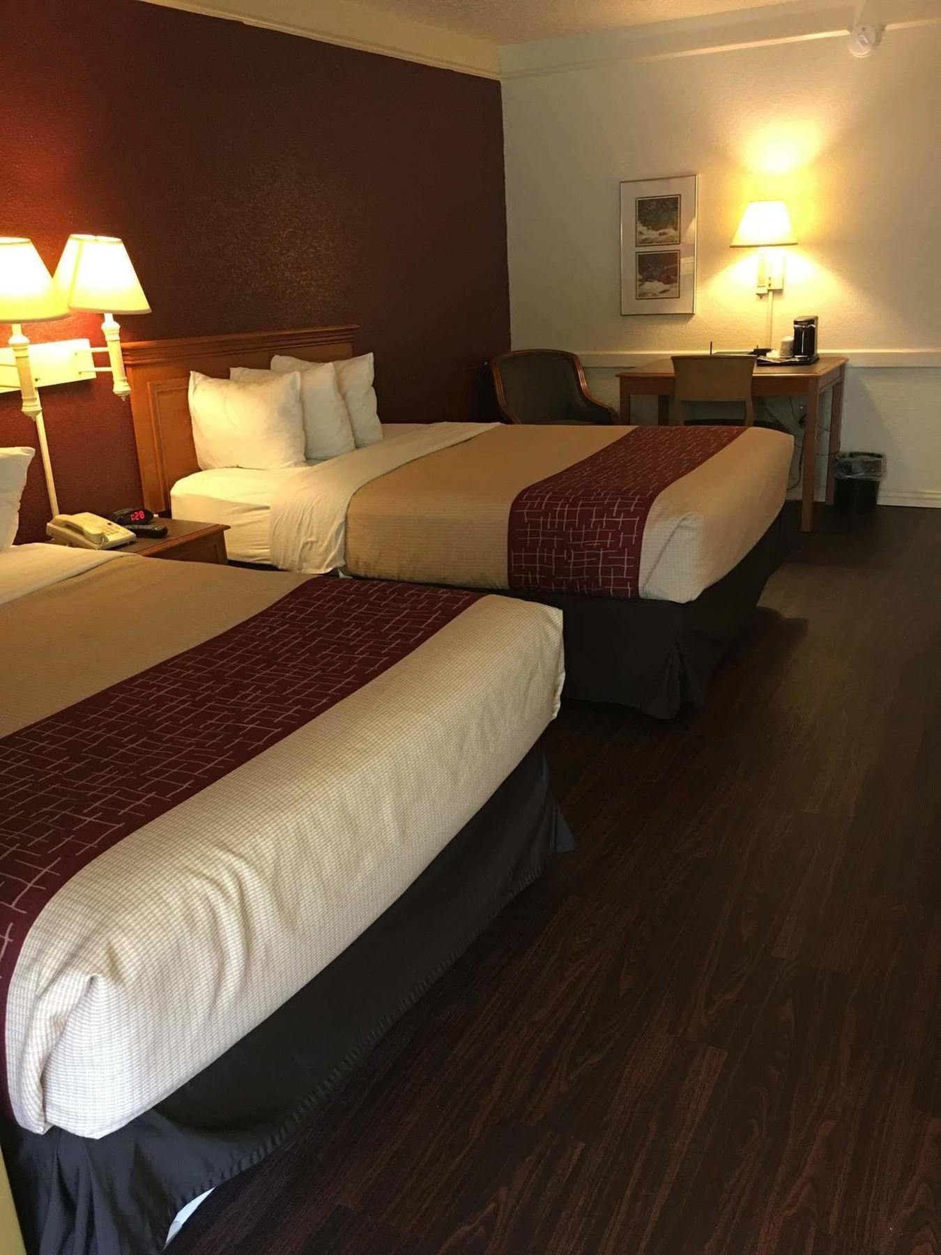 Red Roof Inn Houston East I-10 Екстер'єр фото