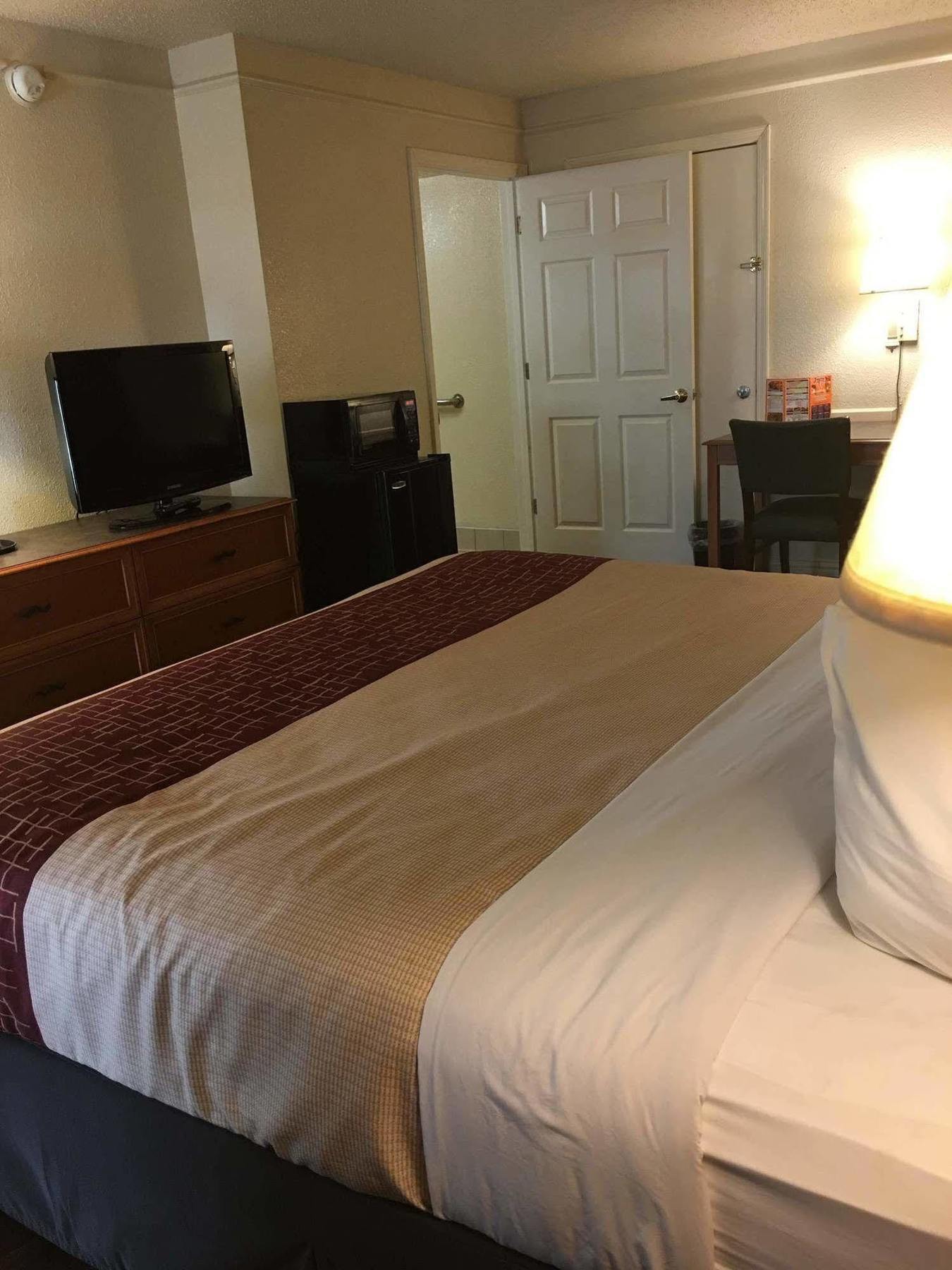 Red Roof Inn Houston East I-10 Екстер'єр фото