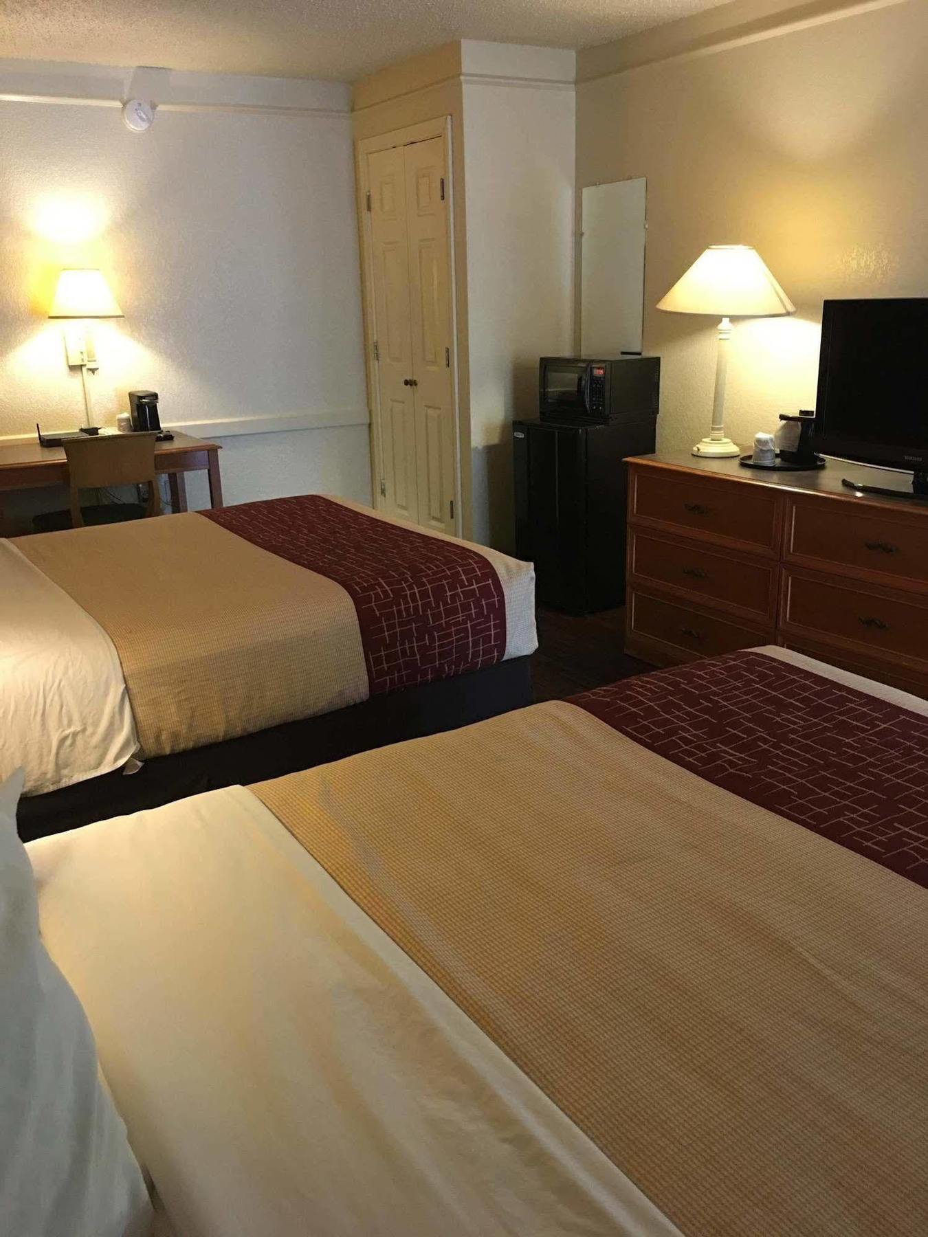 Red Roof Inn Houston East I-10 Екстер'єр фото