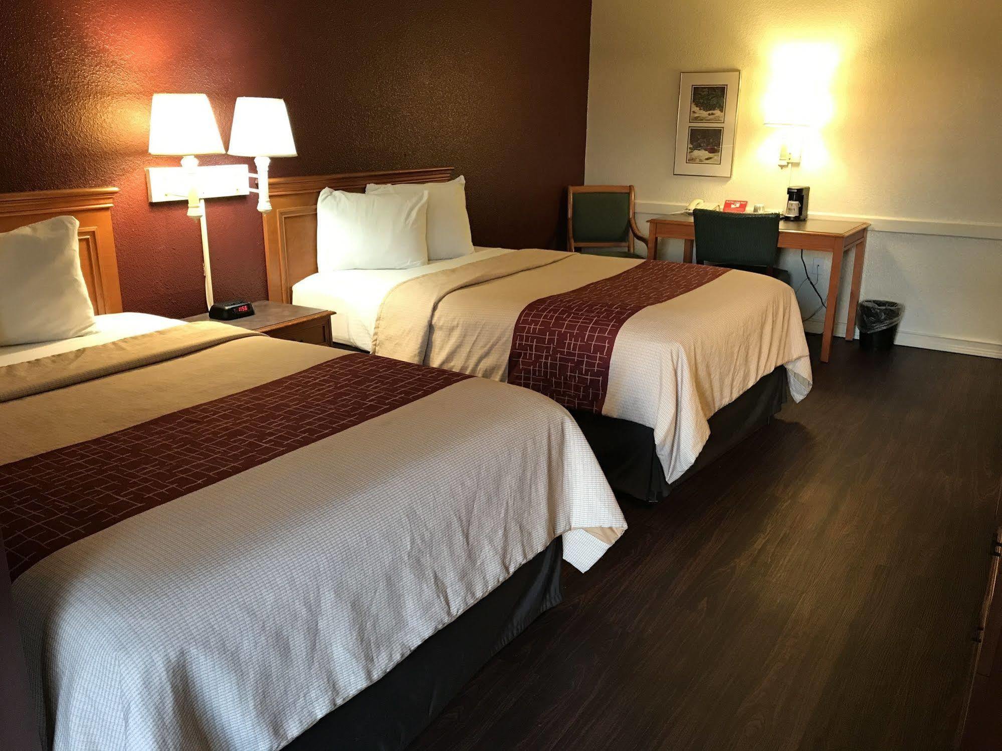 Red Roof Inn Houston East I-10 Екстер'єр фото