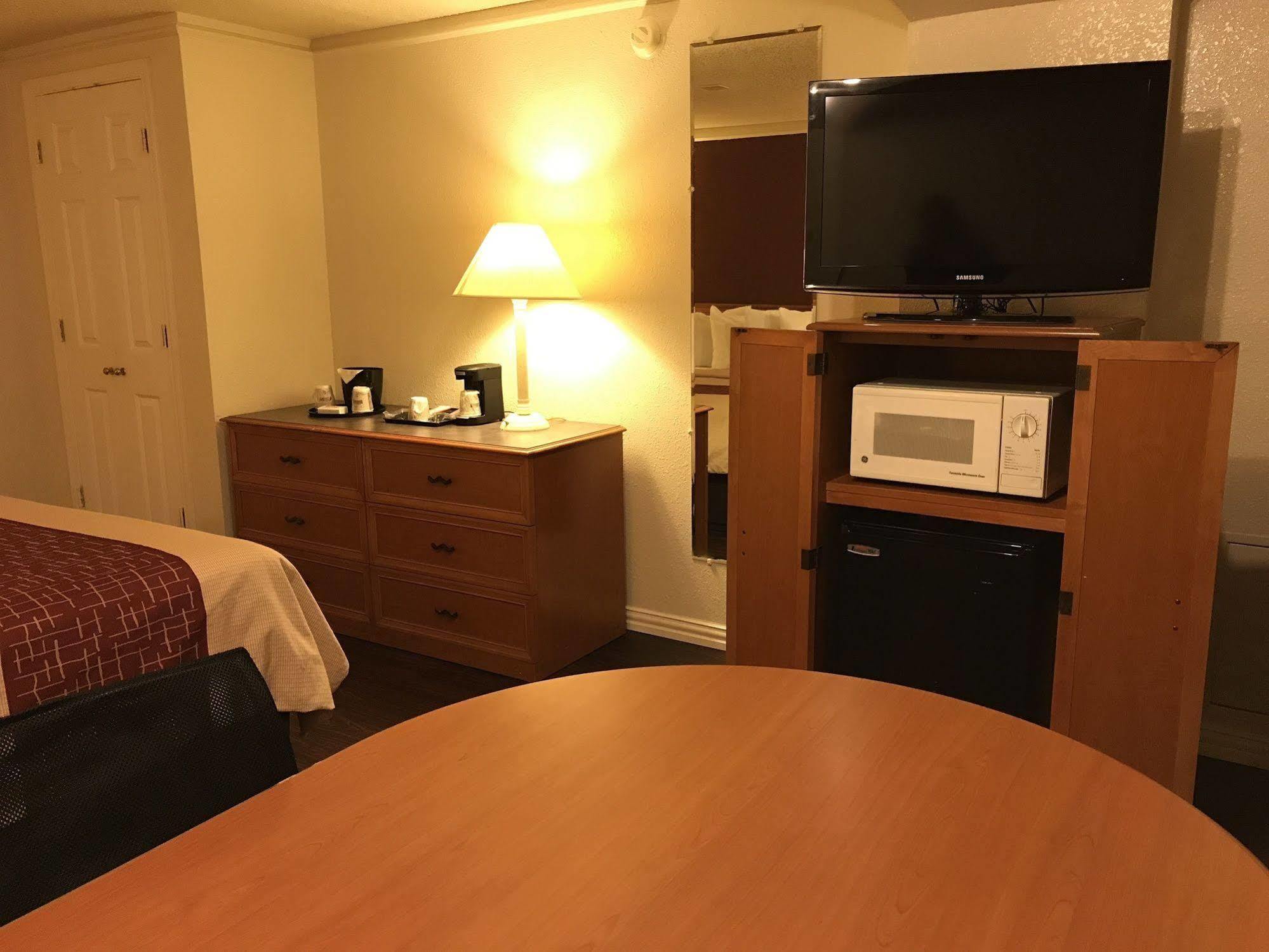 Red Roof Inn Houston East I-10 Екстер'єр фото